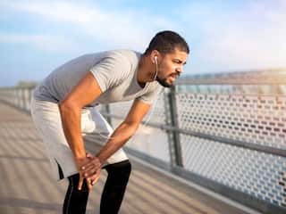 टूटते नाखून और बैठने की स्टाइल देते हैं आपकी कमजोर हड्डी के संकेत, शरीर में दिखने वाले इन लक्षणों को न करें इग्नोर