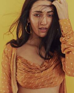 Neha Shetty: గ్లామర్ తో అటాక్ చేస్తోన్న నేహాశెట్టి