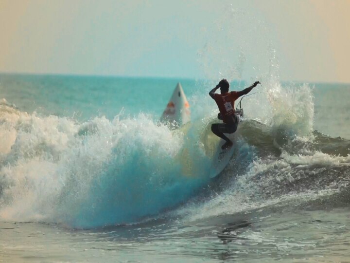 International Surfing : மாமல்லபுரத்தில் அலைச்சறுக்கு போட்டி.. வீரர்களின் அசாத்திய சாகசங்கள்.. இத படிங்க முதல்ல..