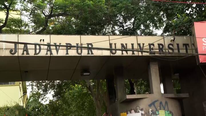 কিন্তু হস্টেলে সিসিটিভি ক্যামেরা বসবে কবে?  এখনও স্পষ্ট জানাতে পারলেন না কর্তৃপক্ষ। আপাতত নির্দিষ্ট কয়েকটি জায়গায় সিসি ক্যামেরা বসানোর আশ্বাস দেওয়া হয়েছে কর্তৃপক্ষের তরফে। শুধু গেটেই সিসি ক্যামেরা বসানোর সিদ্ধান্ত নেওয়া হয়েছে, জানালেন রেজিস্ট্রার।