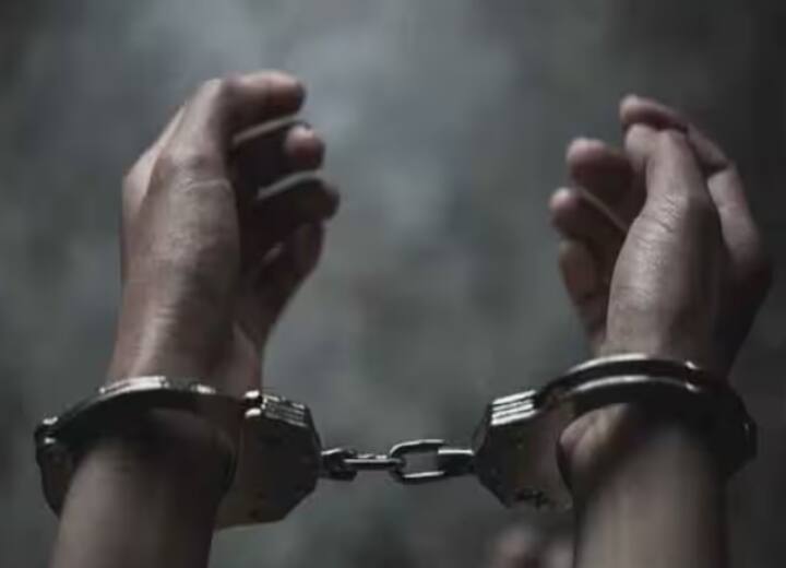 A Man Sentenced To 702 Years In Prison For Raping Daughters In Malaysia Malaysia: शख्स को हुई 702 साल की जेल और 234 बेंत मारने की सजा, बेटियों से रेप का है मामला