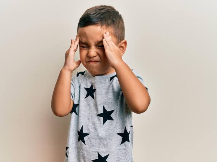 बचपन ऐसा समय है जो जीवन से एकबार जाता है तो फिर लौटकर नहीं आता. बचपन में ही बच्चों की प्रतिभा निखरती है और वे अपने स्कूल, घर या दोस्तों और रिश्तेदारों के बीच अपने हुनर और अनूठेपन के लिए जाने जाने लगते हैं. ऐसे में ये माता-पिता के लिए एक बड़ी दुविधा है अगर उनके बच्चे के अंदर आत्मविश्वास की कमी हो, लेकिन यहां दिए गए टिप्स अपनाकर वह अपने बच्चे के अंदर कोन्फिडेन्स पैदा कर सकते हैं.