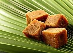गूळ : अनेक लोक दुधात गूळ घालतात. गूळ आरोग्यासाठी अनेक प्रकारे फायदेशीर आहे यात शंका नाही. पण, आयुर्वेदात दूध आणि गुळाचे एकत्र सेवन करणे हानिकारक मानले गेले आहे. यामुळे तुमचे पोट खराब होऊ शकते.