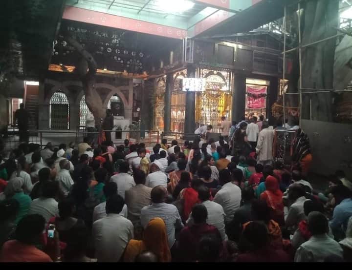 श्रावणाच्या पहिल्या दिवशी भक्तिमय वातावरण आणि आर्शिवादाने सुरुवात व्हावी, यासाठी भाविकांनी अक्कलकोट मंदिरात गर्दी केली. (PC:AftabShaikh/ABPMajha)