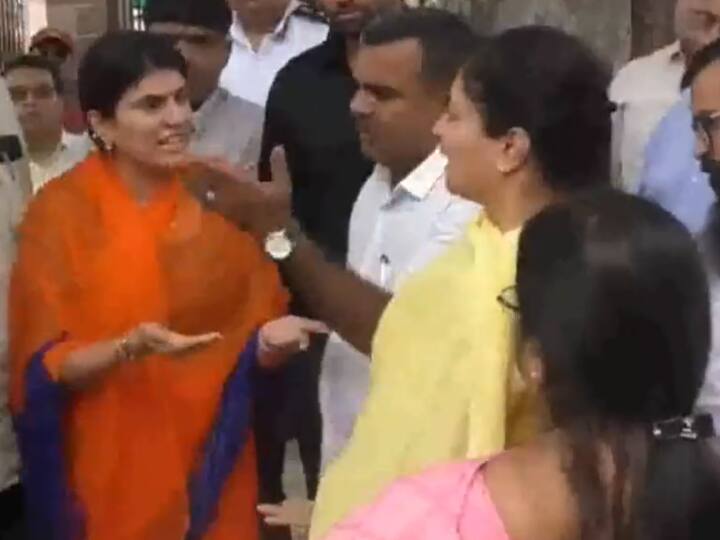 BJP MLA Rivaba Jadeja Mayor Binaben Kothari and MP Poonamben Maadam Verbal Spat In Gujarat Jamnagar किक्रेटर रविंद्र जडेजा की विधायक पत्नी रिवाबा जडेजा की सांसद से हुई बहस, वीडियो वायरल