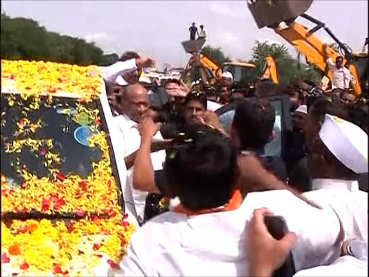 अनेक ठिकाणी शरद पवारांच्या ताफ्यावर जेसीबीच्या मदतीने फुलांची उधळण करुन पवारांचे स्वागत करण्यात आले.