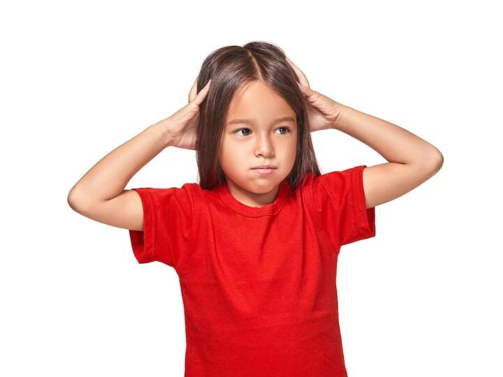 हार और जीत में प्रशंसा- बच्चा अगर कोई कंपीटीशन हार भी जाता है तो उसे इसके लिए बुरा महसूस ना कराएं या डांटे-डंपटे ना. हार और जीत तो लगी रहती है लेकिन अगर माता-पिता हार को कुछ बहुत बुरा कहकर बच्चे को बताते हैं तो वह डरने और घबराने लगता है.