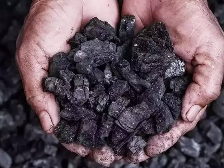 घर में मोरपंख रखने से कालसर्प दोष नहीं लगता. राहु-केतु भी दूर रहते हैं. नाग पंचमी के दिन मोरपंख लाएं और इसे श्रीकृष्ण की मूर्ति के पास रखें.