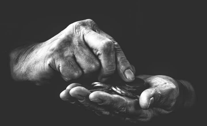 বর্তমান দিনে যত্র আয়, তত্র ব্যয় নীতিতেই জীবন চলছে অধিকাংশ মানুষের। সামান্য আয়ে সংসার চালাতে গিয়ে হিমশিম খেয়ে উঠছেন সকলে। কোথায় যে টাকা খরচ হয়ে যাচ্ছে, হদিশ মিলছে না।