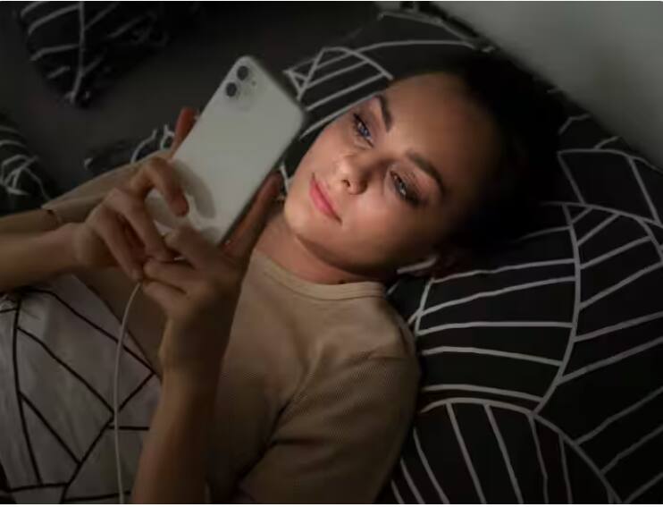 apple issued a warning for iphone users who are charging their phone while sleeping next to iPhone ਯੂਜ਼ਰਸ ਲਈ Apple ਨੇ ਜਾਰੀ ਕੀਤੀ ਇਹ ਚੇਤਾਵਨੀ, ਬਿਲਕੁਲ ਵੀ ਨਾ ਕਰੋ ਨਜ਼ਰਅੰਦਾਜ਼