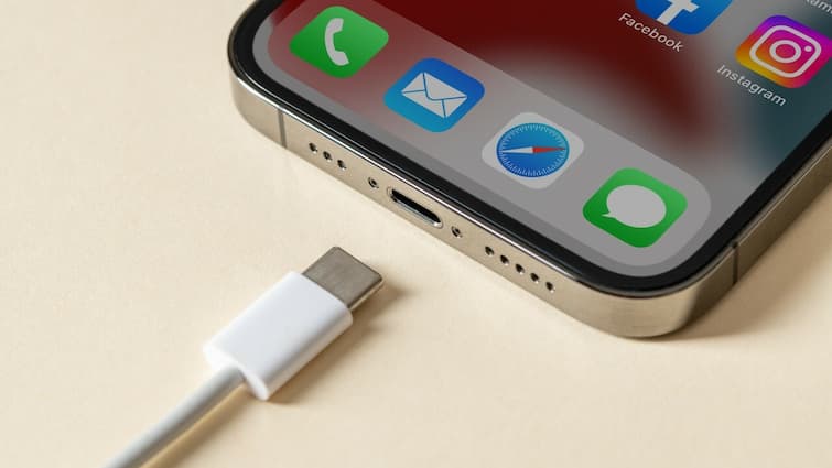 Apple Release Iphone 14 model With Type C Charger port Know In Detail Marathi News Apple : USB-C चार्जिंग पोर्टसह iPhone 14 पुन्हा लॉन्च होणार, काय आहे कारण?