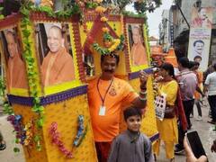 पंडित प्रदीप मिश्रा की कावड़ यात्रा में नजर आए सीएम योगी के फोटो लगे कांवड़, 7 लाख से अधिक श्रद्धालु हुए शामिल