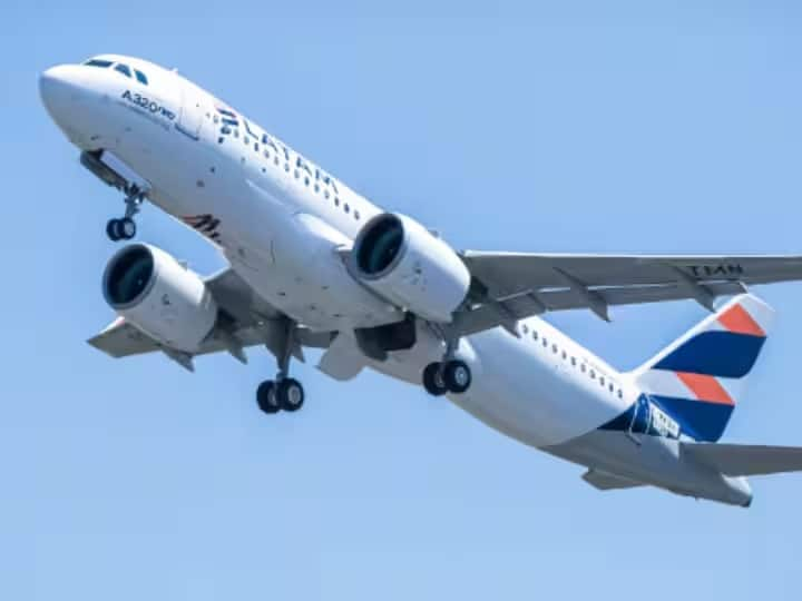 LATAM Airlines pilot dies after suffering ‘medical emergency’ on Florida to Chile flight Pilot Dies In Flight: ચાલુ ફ્લાઇટમાં જ પાયલટ થઇ ગયો બેભાન,  પ્રવાસીના જીવ તાળવે ચોંટ્યાં