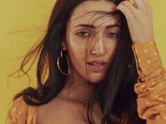 Neha Shetty: గ్లామర్ తో అటాక్ చేస్తోన్న నేహాశెట్టి