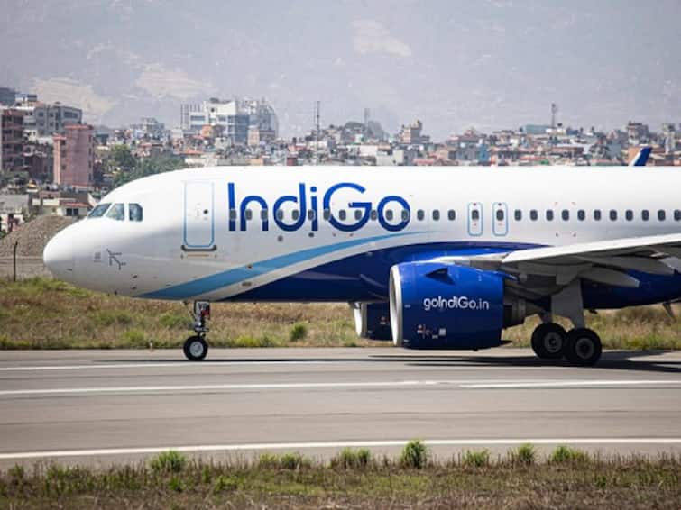 IndiGo pilot faints dies at boarding gate just before departure at Nagpur Airport Maharashtra Indigo Flight :  विमानाचे टेक ऑफ करण्यासाठी निघालेल्या पायलटला मृत्यूने गाठले; नागपूर विमानतळावरील घटना
