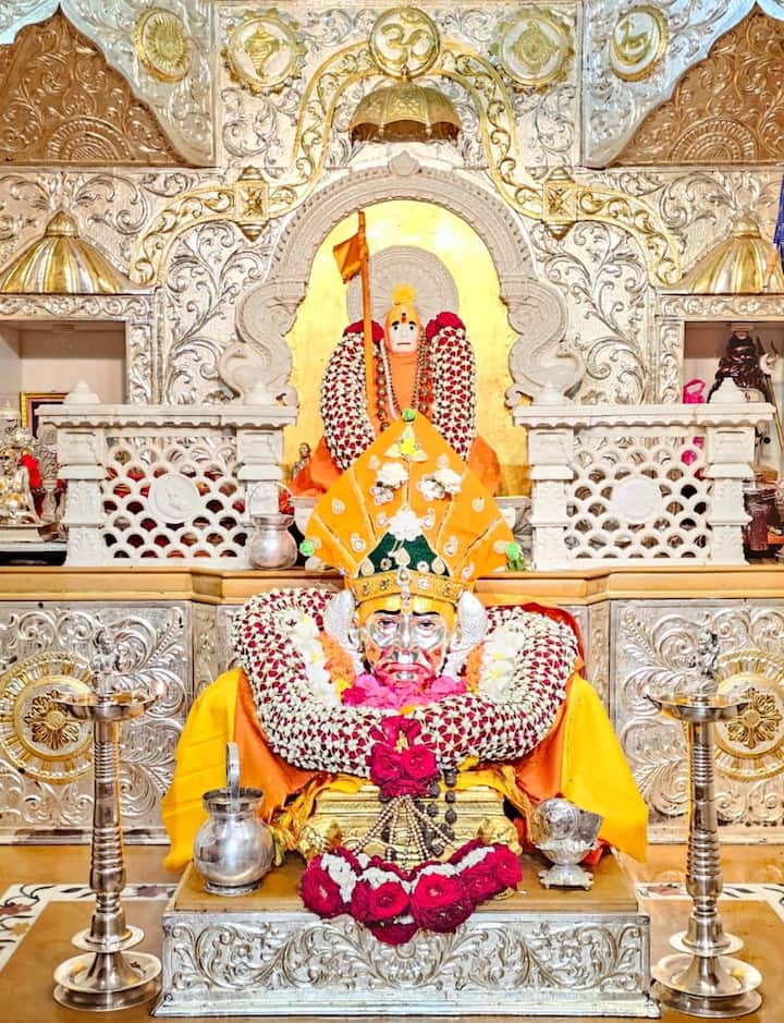 आज श्रावणाचा पहिला दिवस आणि त्यातच गुरुवात असल्याने अक्कलकोटमध्ये भक्तांची मंदियाळी पाहायला मिळत आहे. (PC:AftabShaikh/ABPMajha)