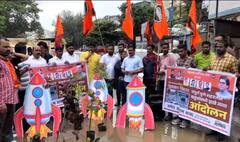 Pune News : राज ठाकरेंचा आदेश अन् पुण्यातील मनसैनिक झाडं घेऊन रस्त्यावर, खड्ड्यांमध्ये केलं वृक्षारोपण