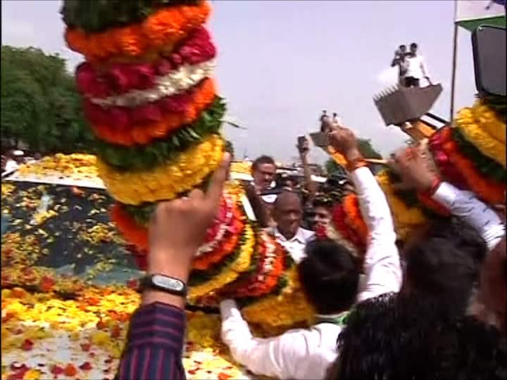 तसेच काही ठिकाणी भला मोठा फुलांचा हार जेसीबीच्या मदतीने लावून पवारांचे जंगी स्वागत करण्यात आले.
