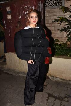 ये क्या नया बवाल है! किसका हाथ शरीर पर लगाए बाहर निकल आईं उर्फी जावेद...कपड़े देख दिमाग चकरा जाएगा