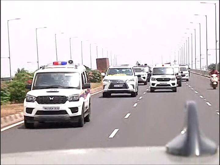 यावेळी शरद पवारांच्या ताफ्यात शेकडो गाड्या पाहायला मिळत असून, बीडकडे हा ताफा निघाला आहे.