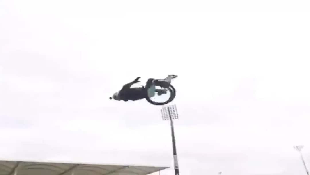 Viral Video: ਵ੍ਹੀਲਚੇਅਰ 'ਤੇ ਬੈਠ ਕੇ ਵਿਅਕਤੀ ਨੇ ਕੀਤਾ ਜ਼ਬਰਦਸਤ ਸਟੰਟ, ਸਟਾਈਲ 'ਚ ਕੀਤਾ ਇਹ ਕਾਰਨਾਮਾ man perform stunt on wheelchair video viral Viral Video: ਵ੍ਹੀਲਚੇਅਰ 'ਤੇ ਬੈਠ ਕੇ ਵਿਅਕਤੀ ਨੇ ਕੀਤਾ ਜ਼ਬਰਦਸਤ ਸਟੰਟ, ਸਟਾਈਲ 'ਚ ਕੀਤਾ ਇਹ ਕਾਰਨਾਮਾ