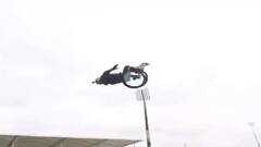 Viral Video: ਵ੍ਹੀਲਚੇਅਰ 'ਤੇ ਬੈਠ ਕੇ ਵਿਅਕਤੀ ਨੇ ਕੀਤਾ ਜ਼ਬਰਦਸਤ ਸਟੰਟ, ਸਟਾਈਲ 'ਚ ਕੀਤਾ ਇਹ ਕਾਰਨਾਮਾ