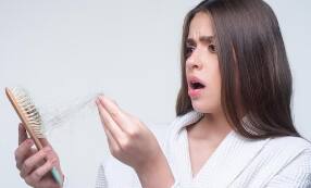 झोपताना केस जास्त घट्ट बांधून झोपू नका, यामुळे केस मुळापासून उपटून तुटतात.