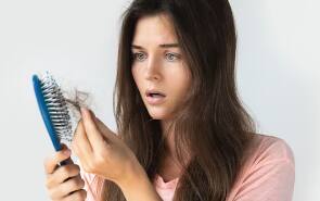 तुमच्या केसांच्या प्रकारानुसार हेअर प्रोडक्ट्स निवडा. तेलकट केसांवर ड्राय हेअर प्रोडक्ट्स किंवा कोरड्या केसांवर ऑयली हेअर प्रोडक्ट वापरल्यास केसांचं नुकसान होऊ शकतं.