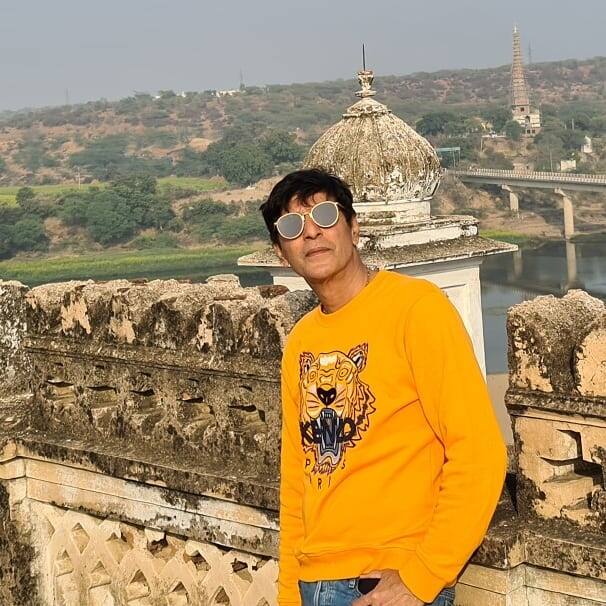 दरअसल ये वाक्या उस दौरान का है. जब दोनों एकसाथ साल 2010 में रिलीज हुई फिल्म ‘हाउसफुल’ में काम कर रहे थे. इस फिल्म की शूटिंग इटली में की गई थी. जहां पर अक्षय कुमार ने चंकी के साथ एक ऐसा प्रैंक किया था. जिसकी वदह से उन्हें रेस्टोरेंट में बर्तन धोने पड़े थे.