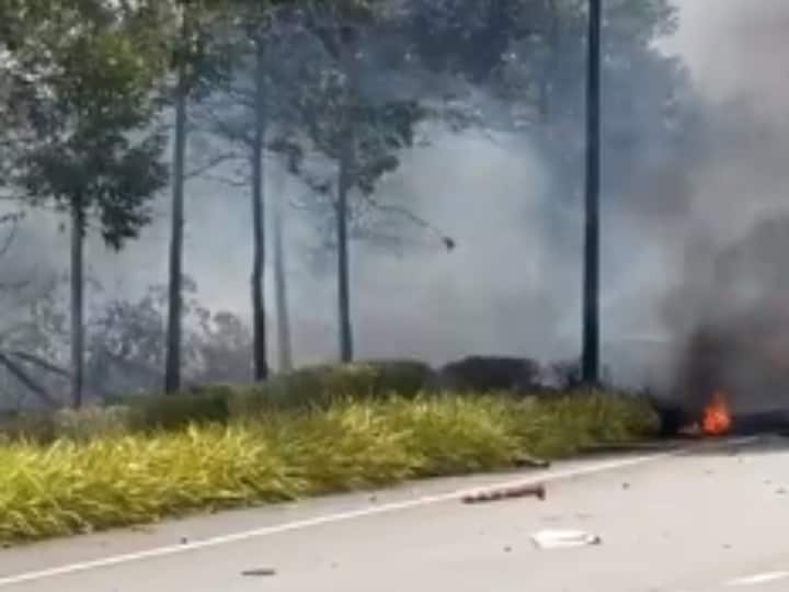 Plane Crashed On Malaysia Highway 10 killed Chilling Video Watch: मलेशिया में हाईवे पर चलती गाड़ियों से टकरा गया प्लेन, दर्दनाक हादसे में 10 की मौत, वीडियो वायरल