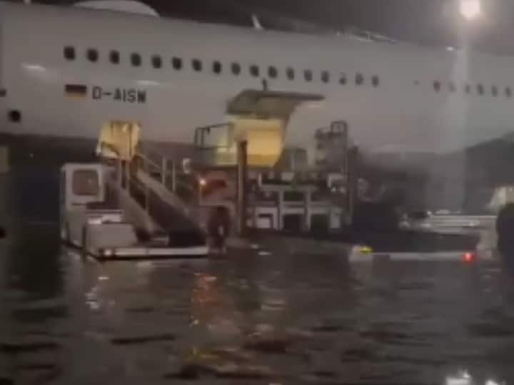 heavy rain and storm flood at Germany Frankfurt Airport watch viral video Watch: जर्मनी के फ्रैंकफर्ट एयरपोर्ट पर सैलाब, भारी बारिश और तूफान से आई बाढ़, देखें वीडियो