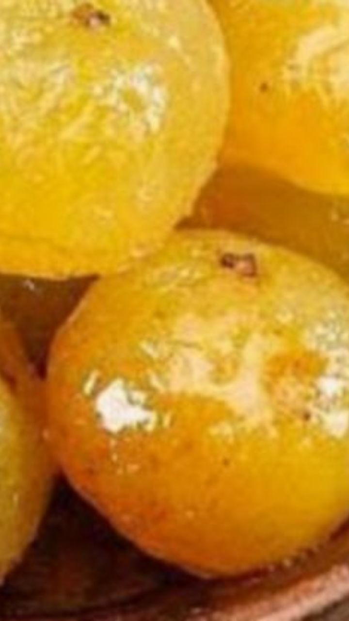 இட்லி பானையில் இலேசாக வேக வைத்து எடுக்கவும்