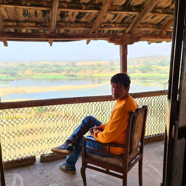 अक्षय कुमार और चंकी पांडे ने कुछ वक्त के अंतराल में ही बॉलीवुड में एंट्री की थी. दोनों के बीच सालों से बहुत अच्छी दोस्ती है. दोनों ने एक ही स्कूल से एक्टिंग की शिक्षा भी ली थी. लेकिन क्या आप जानते हैं कि एक बार अक्षय की वजह से चंकी को इटली में काफी परेशानी का सामना करना पड़ा था. चलिए जानते हैं क्या है पूरा किस्सा......