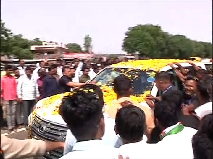 अनेक ठिकाणी शरद पवारांच्या स्वागतासाठी मोठी गर्दी उसळल्याचे पाहायला मिळत आहे.