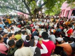 बारां में दिनेश मीणा हत्याकांड को लेकर भारी आक्रोश, बस में लगाई आग, भारी पुलिस बल की तैनाती