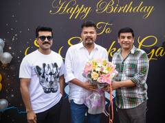 Director Shankar Birthday : பிரம்மாண்ட இயக்குநர் ஷங்கரின் பிறந்தநாளை கேக் வெட்டி சிம்பிளாக கொண்டாடிய கேம் சேஞ்சர் படக்குழு !