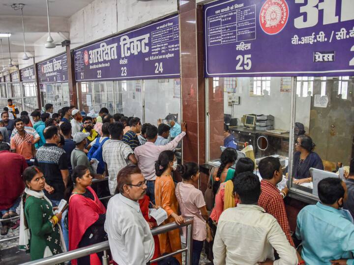 Kurla Terminus Junction Railway clerk did not return 6 rupees lost government job Bombay High Court refused to relief Bombay High Court: रेलवे क्लर्क को 6 रुपए खुल्ले नहीं लौटाना पड़ा भारी, गई सरकारी नौकरी, 26 साल से चल रहा केस