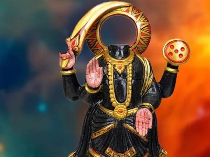 घर में मोरपंख रखने से कालसर्प दोष नहीं लगता. राहु-केतु भी दूर रहते हैं. नाग पंचमी के दिन मोरपंख लाएं और इसे श्रीकृष्ण की मूर्ति के पास रखें.