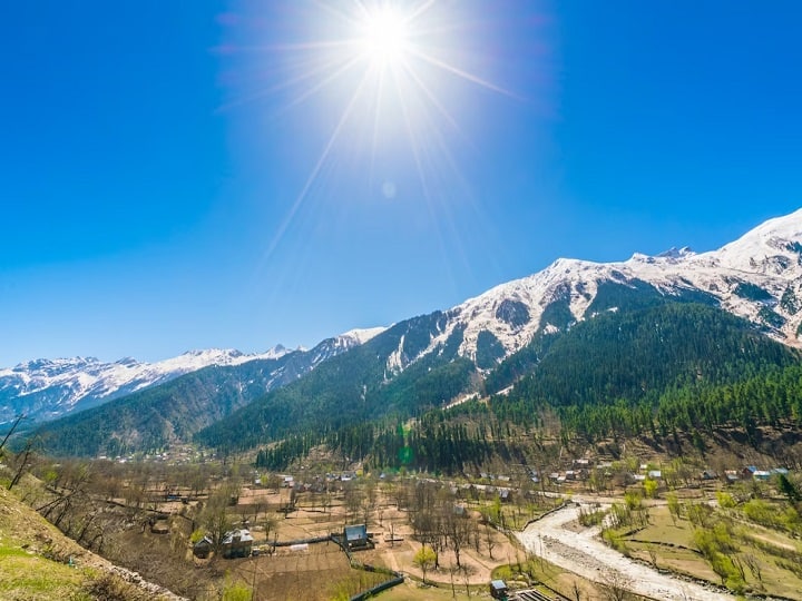 IRCTC Kashmir Tour: हर साल देशभर से लाखों सैलानी कश्मीर की वादियों में सैर करने को जाते हैं. ऐसे में अगर आप भी धरती के स्वर्ग में घूमने का प्लान बना रहे हैं तो आईआरसीटीसी आपके लिए शानदार टूर पैकेज लेकर आया है.