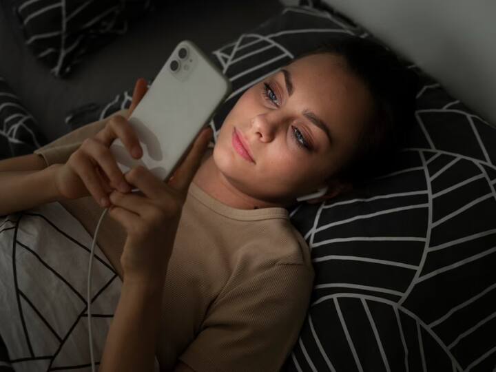 Apple issued a warning for iPhone users who are charging their phone while sleeping next to it iPhone यूजर्स के लिए एप्पल ने जारी की ये चेतावनी, बिल्कुल न करें इग्नोर