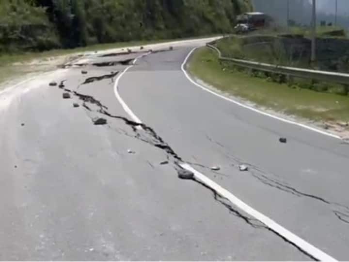 Chamoli-Badrinath National Highway closed due to big cracks Uttarakhand Weather: लगातार बारिश से बद्रीनाथ हाईवे को बड़ा नुकसान, आईं बड़ी दरारें, राजमार्ग बंद