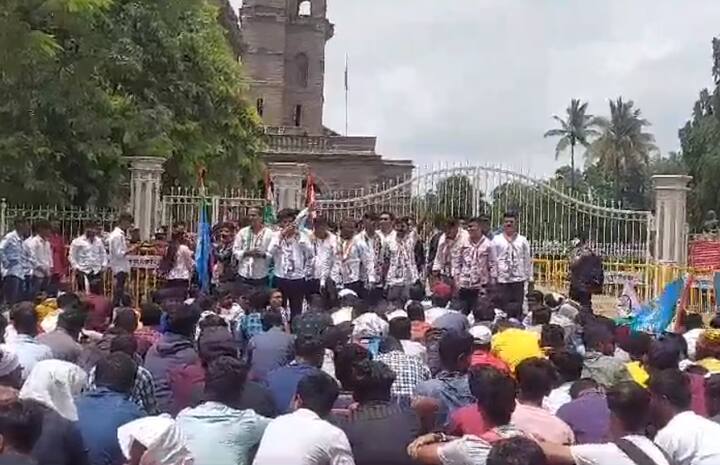 डिप्लोमाच्या विद्यार्थ्यांना पुढील वर्षासाठी प्रवेश घेण्याची संधी देण्यात आली. मग आम्हाला का नाही, असा प्रश्न विद्यार्थ्यांनी उपस्थित केला आहे.