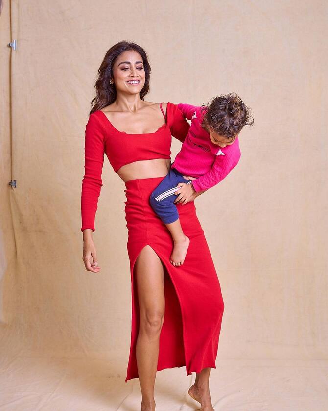 Shriya Saran Aces The Shoulder Pose With Her Yoga Buddy, Her 2-Year-Old  Daughter