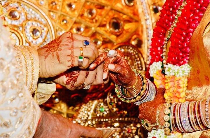 जलसा में ही अभिषेक बच्चन और ऐश्वर्या की शादी हुई थी. जुहू स्थित जलसा में ही अमिताभ बच्चन और जया बच्चन रहना पसंद करते हैं. इसके पीछे की वजह  है  कि ये  अमिताभ बच्चन का पहला घर था जो उन्होंने अर्न किया था. रमेश सिप्पी ने उन्हें  ये घर दिया था.