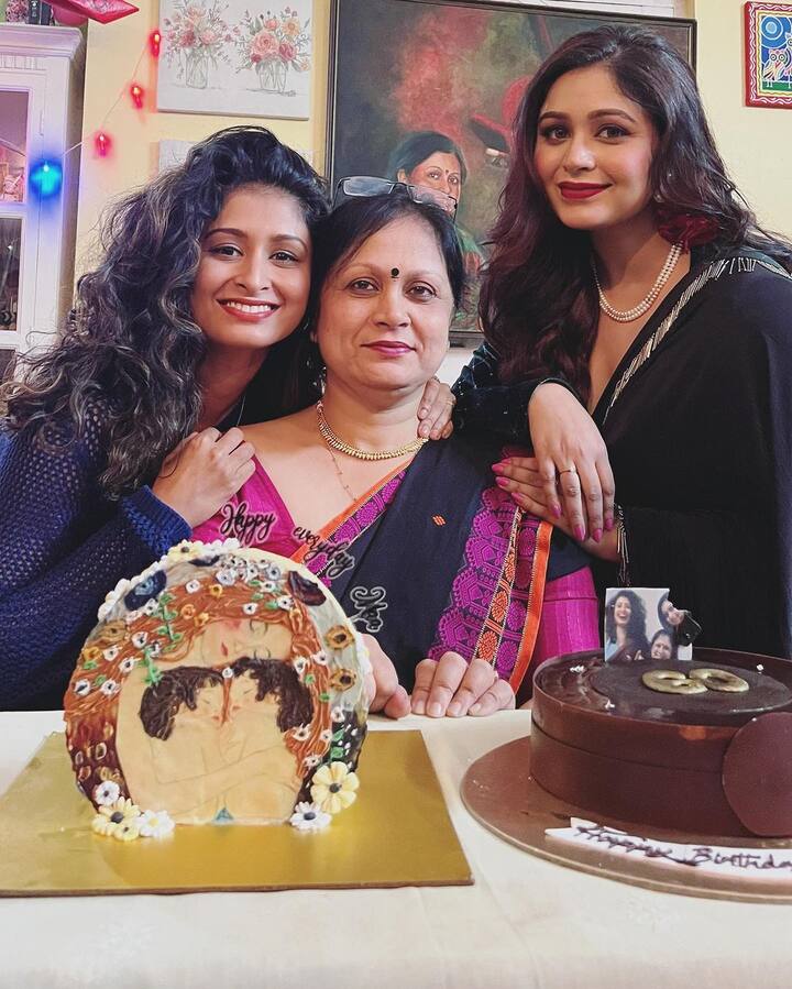 সবকটি ছবিতেই বেশ খোশমেজাজে ধরা দিয়েছে ঋতাভরী ও চিত্রাঙ্গদা। যা ইতিমধ্য়েই বেশ পছন্দ করেছে অনুরাগীরা।