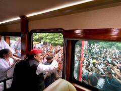 In Pics: 2024 की तैयारी में जुटे अखिलेश यादव का दिखा अनोखा अंदाज, बांदा से फतेहपुर जाते हुए आईं ऐसी तस्वीरें