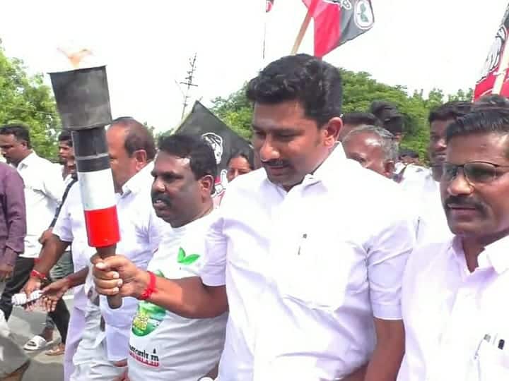 அதிமுக வீர வரலாற்று பொன்விழா தீபச்சுடர் கரூர் வருகை - முன்னாள் அமைச்சர் உற்சாக வரவேற்பு