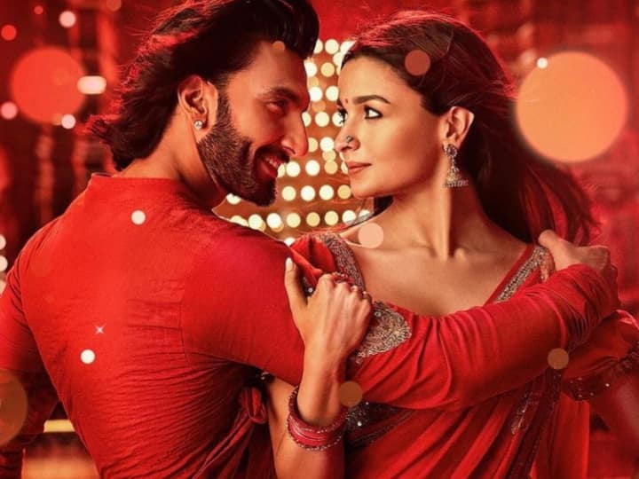 rocky aur rani kii prem kahaani worldwide box office collection alia bhatt ranveer singh movie enters in 300 crore club RARKPK Box Office Collection: 300 करोड़ के क्लब में शामिल हुई आलिया भट्ट-रणवीर सिंह की फिल्म, बॉक्स ऑफिस पर जलवा है जारी