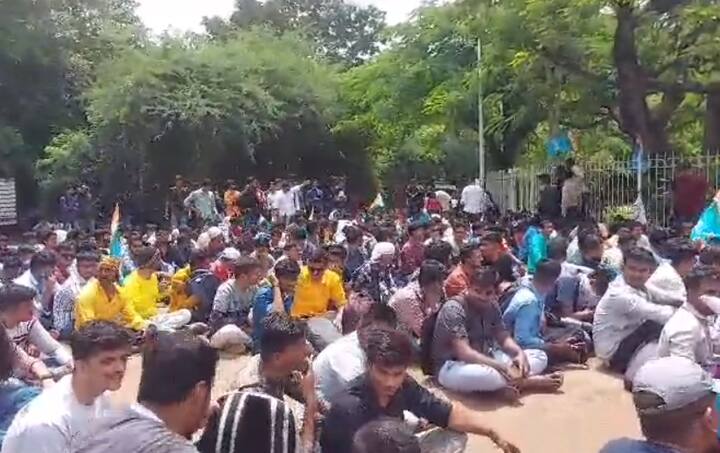 इंजिनिअरिंग पदवीच्या विद्यार्थ्यांना कॅरी ऑनची संधी द्यावी .अशी आंदोलनातील विद्यार्थ्यांची मागणी आहे.