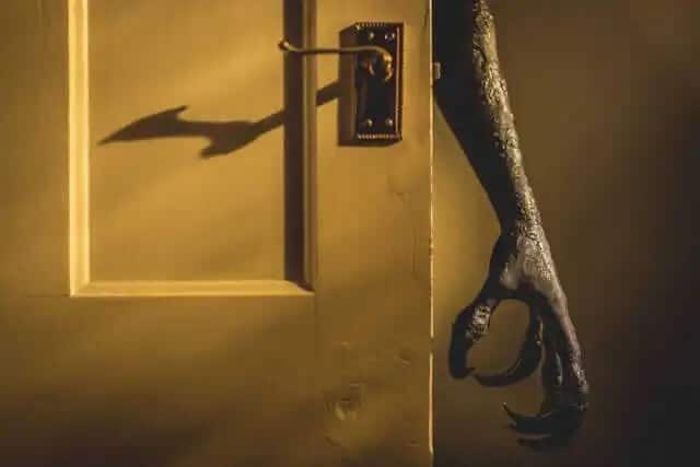 'ভিসিয়াস' - গা শিরশিরিয়ে ওঠা, অস্বস্তিকর এক আলাপপর্বের গল্প বলে যেখানে এক অতিপ্রাকৃতিক কোনও প্রাণের সঙ্গে ঝড়ের রাতে আালাপ হয়।